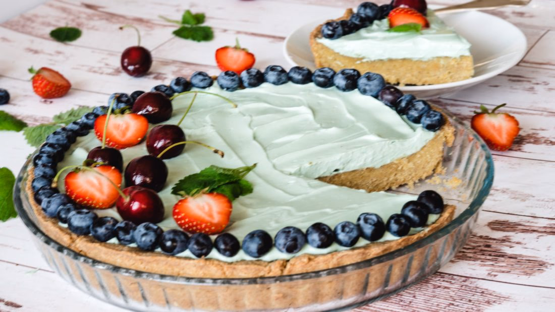 Terte med spirulinakrem og friske bær